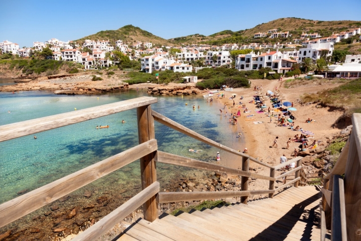 La playa de Fornell y el pueblo de pescadores al fondo. Foto: iStock