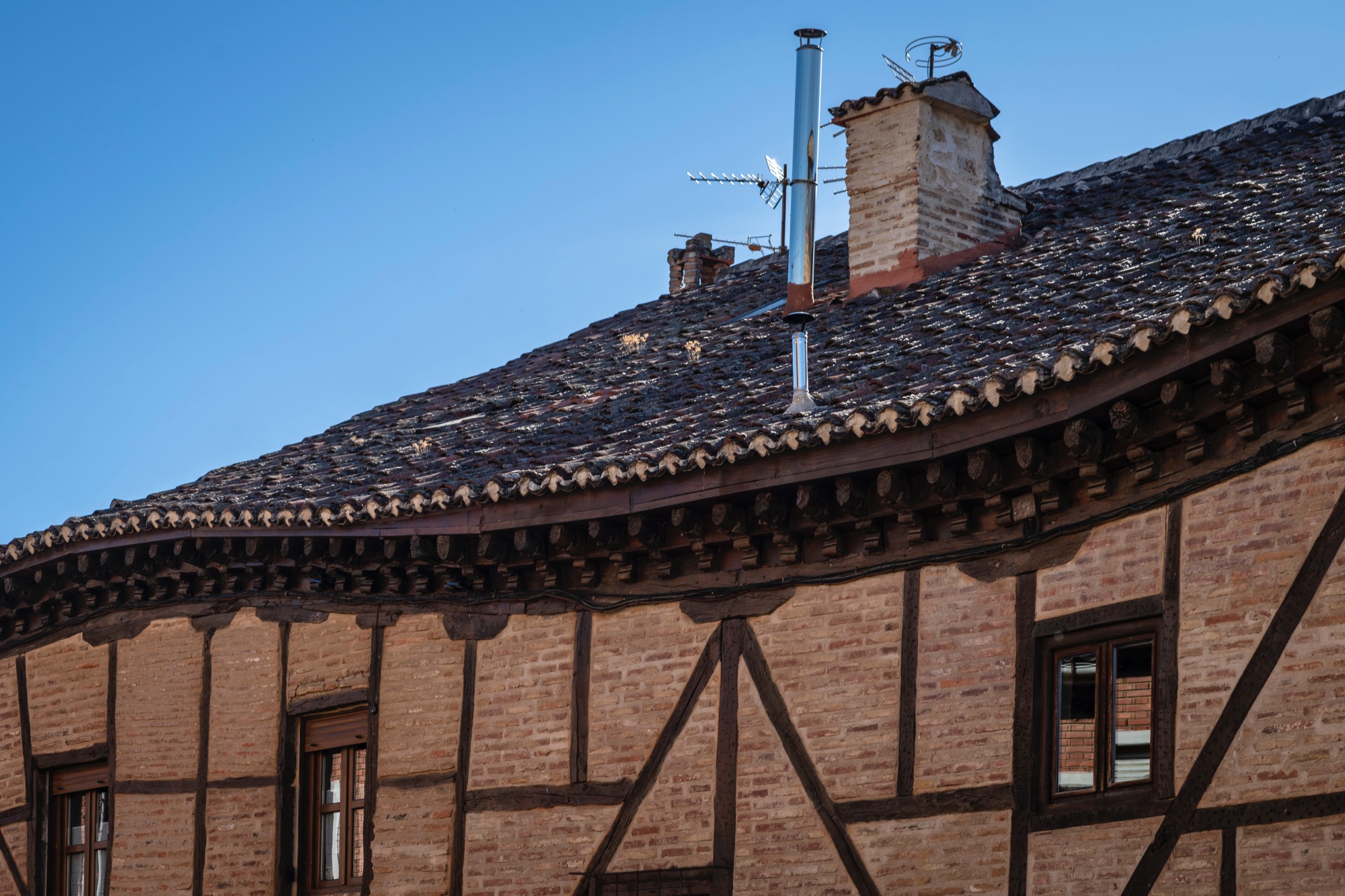 La Casa Torcida -por su tejado y en la esquina- es el restaurante más conocido de la zona.