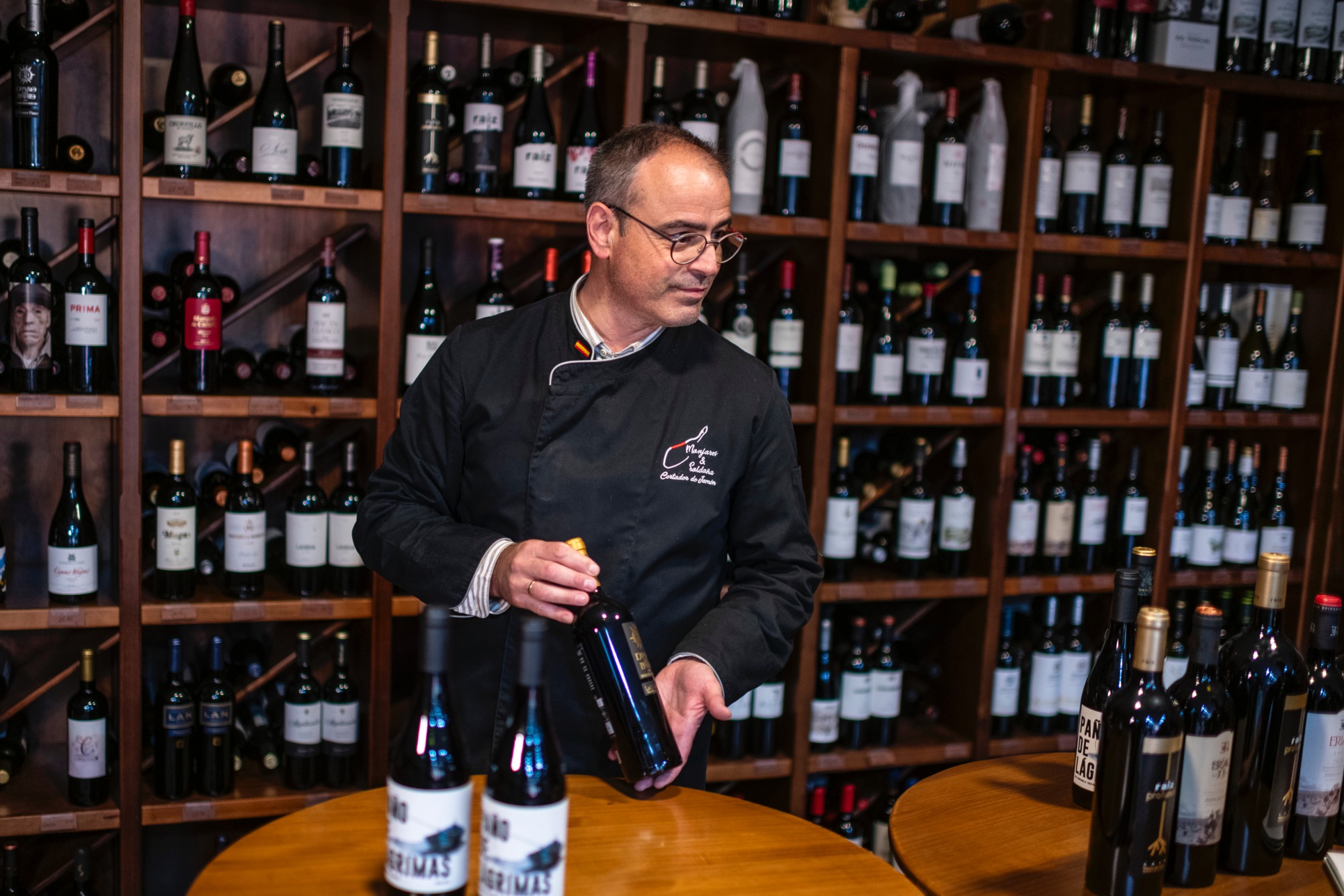Óscar, de “Manjares Saldaña” mostrando una de las bodegas de la zona.