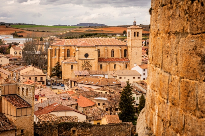 La Colegiata de Nuestra Señora del Mercado se alza sobre el resto de edificios del pueblo.