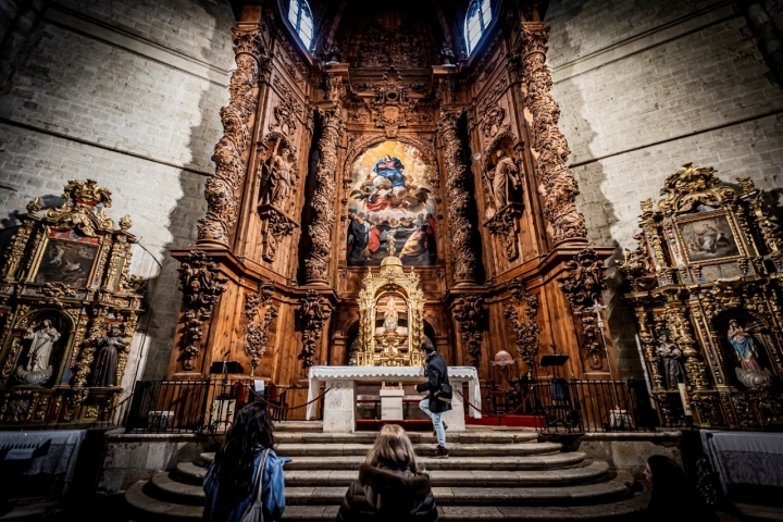 Las columnas del retablo están hechas de una sola pieza.