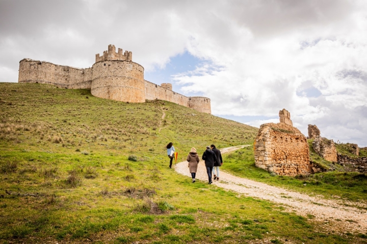 La pradera que rodea el conjunto monumental del castillo y el palacio tiene un paseo agradable.
