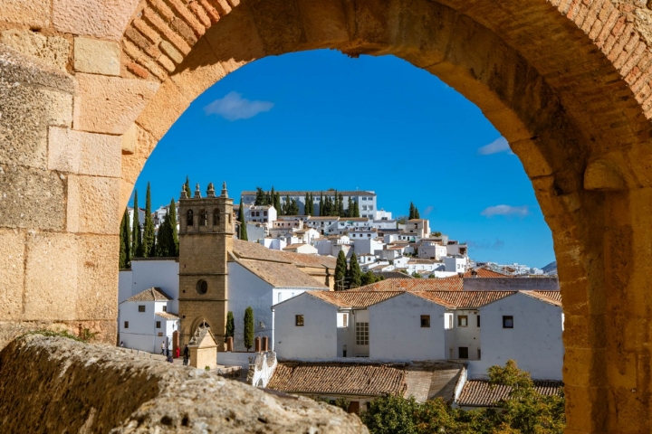 Escenas desde el entorno del arco de Felipe V, casco viejo.