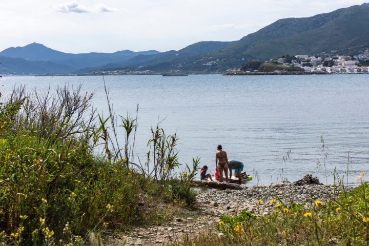 Canyelles, es de arena fina y con forma de medialuna.
