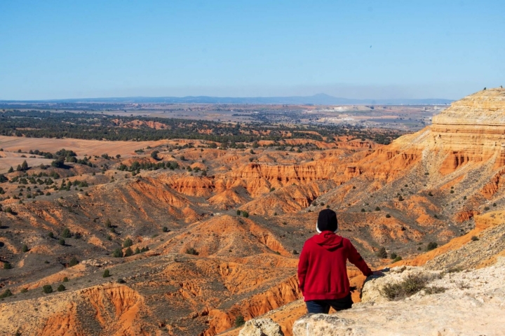 El rojo predomina en la tierra de este paisaje arcilloso