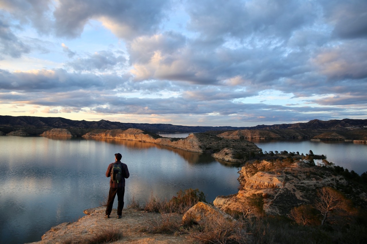  El embalse de Mequinenza tiene un pacto con la calma de una laguna finlandesa y lo abrupto de un fiordo noruego.