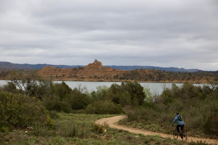 Por aquí cruza el Camino Natural del Ebro (GR 99), que parte desde Reinosa hasta el Delta, en el Mediterráneo. 