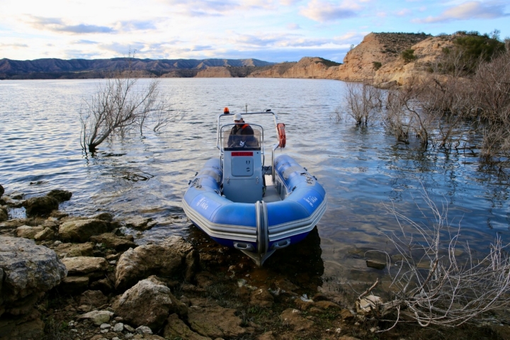 Lucían Istrate pilotando la zodiac.