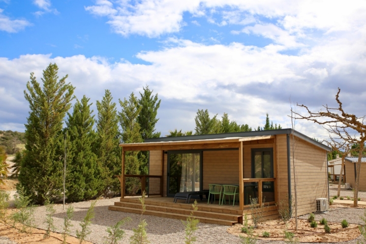 ‘Taiga Lake Caspe’ se encuentra a orillas del pantano.