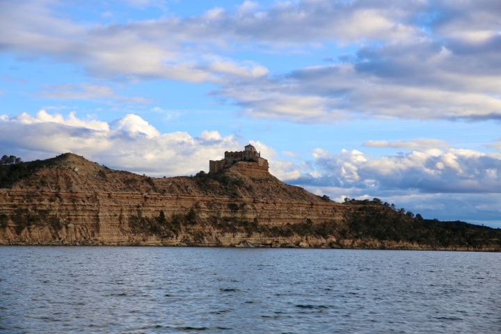 Las ruinas de este templo se yerguen en lo alto de la isla que lleva su mismo nombre.