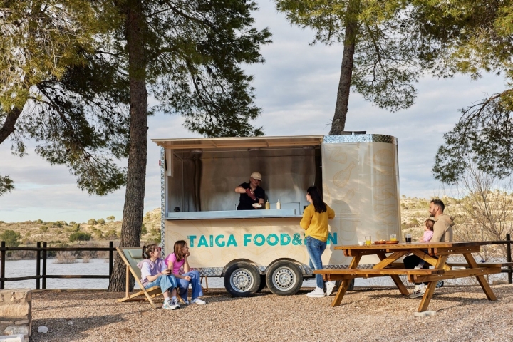 En este foodtruck se sirven hamburguesas o burritos.