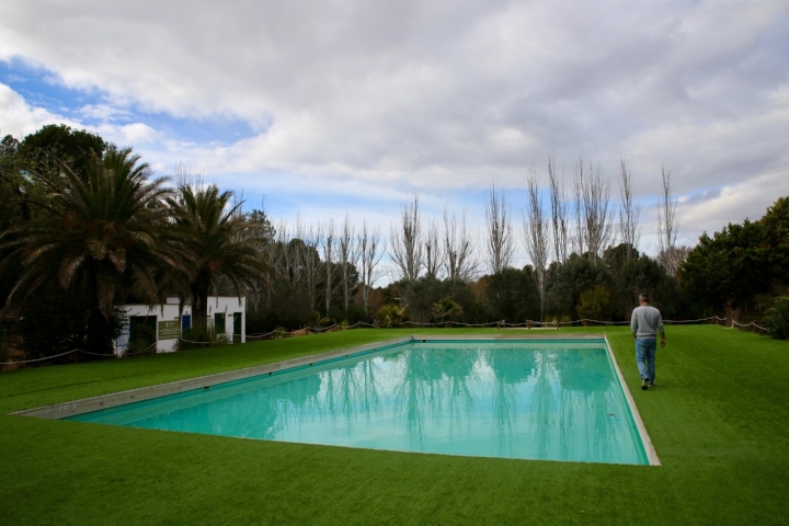 El camping cuenta con piscina para el verano.