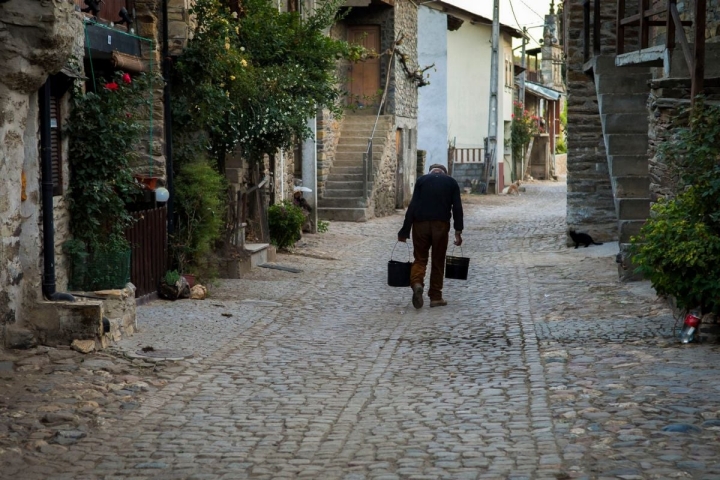 Un paisano por las calles de Rio de Onor, parte portuguesa. Foto: Manuel Ruiz Toribio
