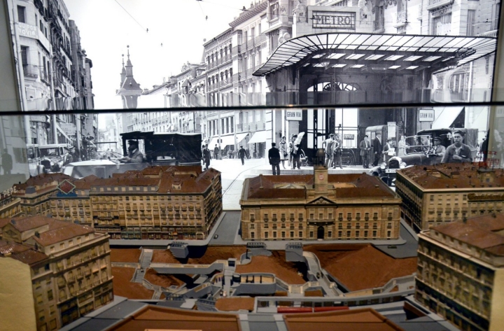 Exposición 150 aniversario Antonio Palacios. Maqueta del metro de la Puerta del Sol ante una fotografía histórica con el templete de la estación de la Red de San Luis, hoy Gran Vía, diseñado por el arquitecto. Foto: © Alfredo Merino