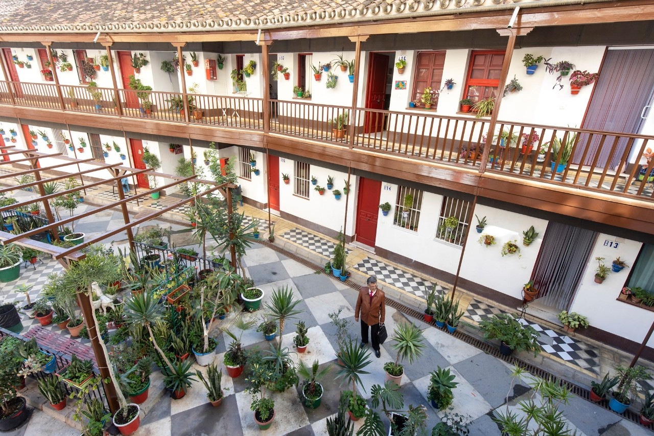 Málaga (España) 09/02/2023 Reportaje sobre el barrio del Perchel de Málaga. En la foto, Paco en el corralón de Santa Sofía del Perchel.Foto: Daniel Pérez