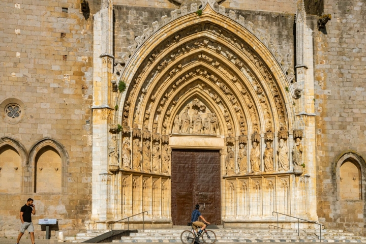 Ruta Camino Natural Muga Pórtico de la Basílica de Santa María de Castelló d'Empúries