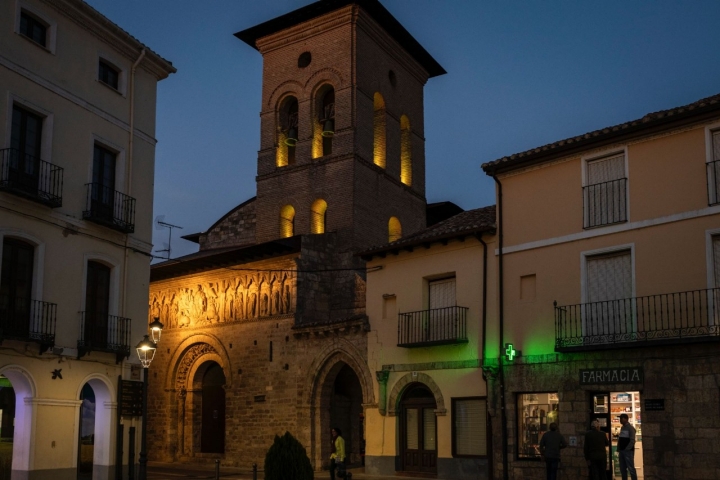 La Iglesia de Santiago en la noche. 