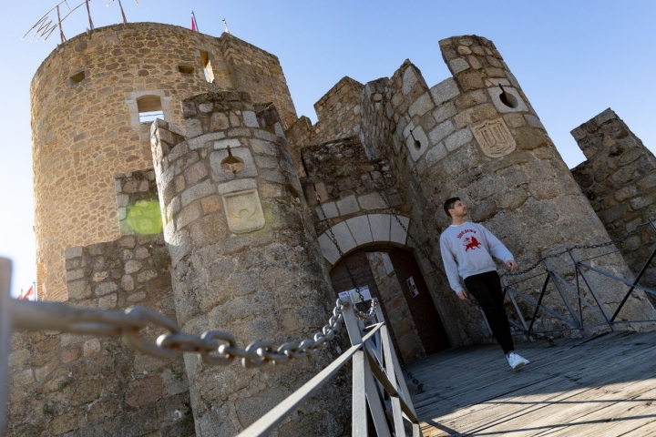 puente y foso del castillo de la adrada