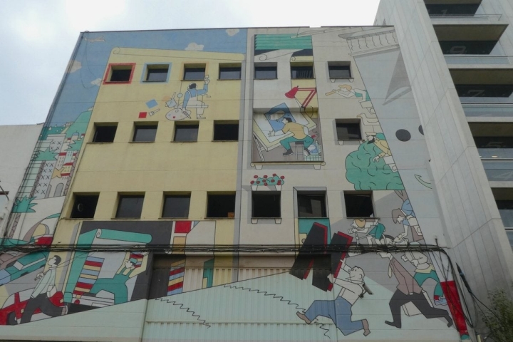 El edificio de la calle Fluvià, 49, un 'cuadro' XXL en colores pastel.