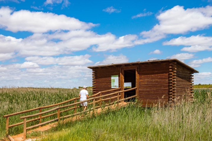 Uno de los observatorios de aves de la Laguna Chica de Villafranca de los Caballeros.