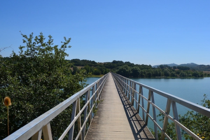 Las pasarelas le aportan romanticismo al trayecto.