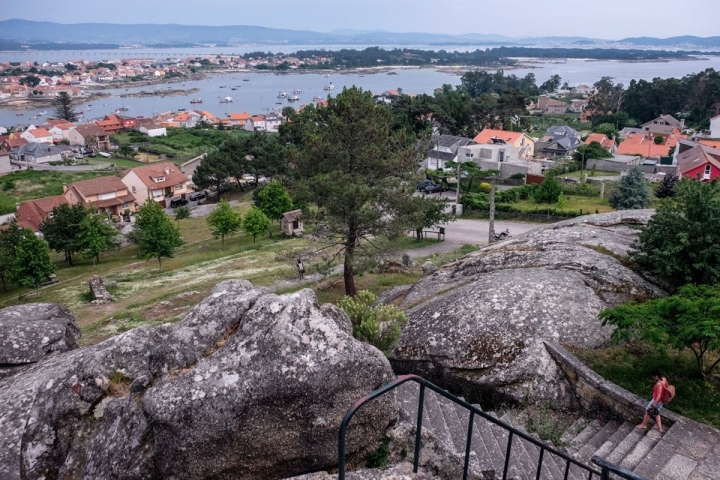 La visión de la isla y la ría cambia desde lo alto del mirador.