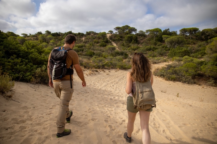 Ruta La Breña y Marismas Barbate (Cádiz) pareja caminando