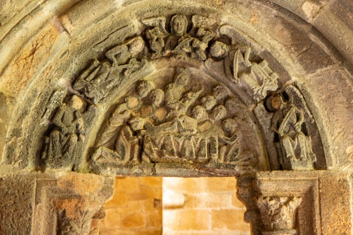 La portada tardorrománica de la Sala Capitular.