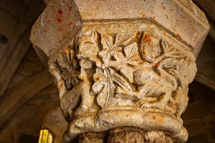 Capitel con animales fantásticos y motivos vegetales.