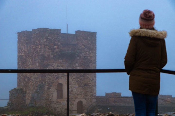 El Castillo de Cornatel entre la niebla.