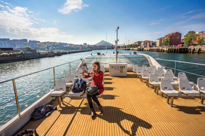 Chica en barco Nervión
