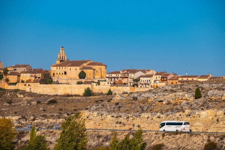 Maderuelo gusta más cuando se llega desde el sur, por los meandros del Riaza.