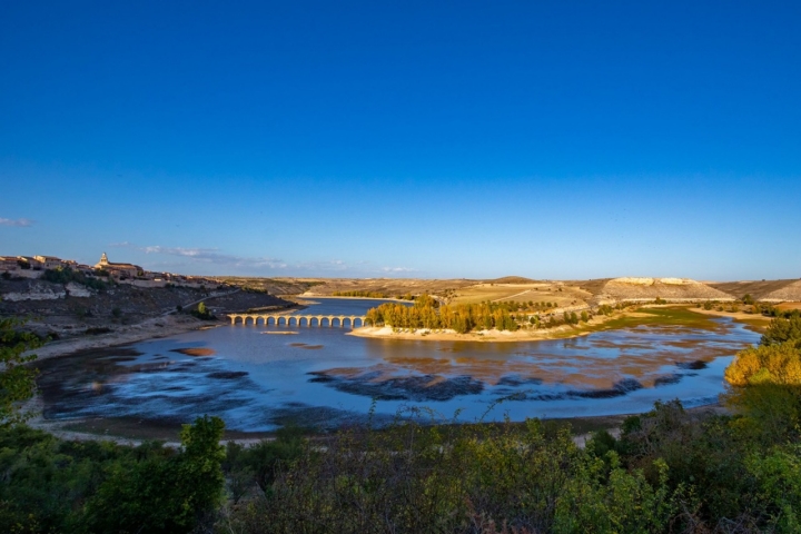 En el meandro inundado de Maderuelo, el viejo puente románico asoma junto al nuevo.