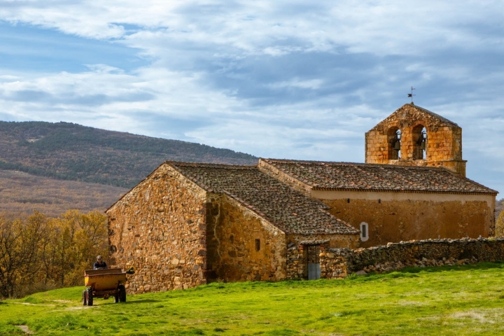 Iglesia de San Pedro de Alquité, uno de los pueblos amarillos.