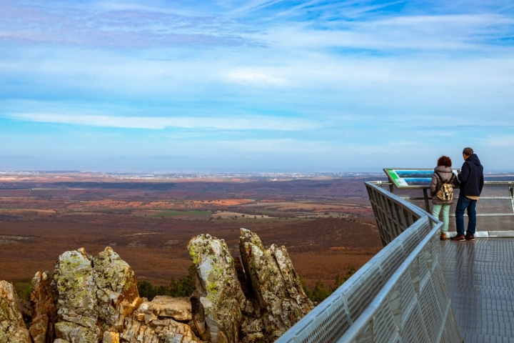 El mirador de Peñas Llanas levita sobre la sierra de Ayllón. 