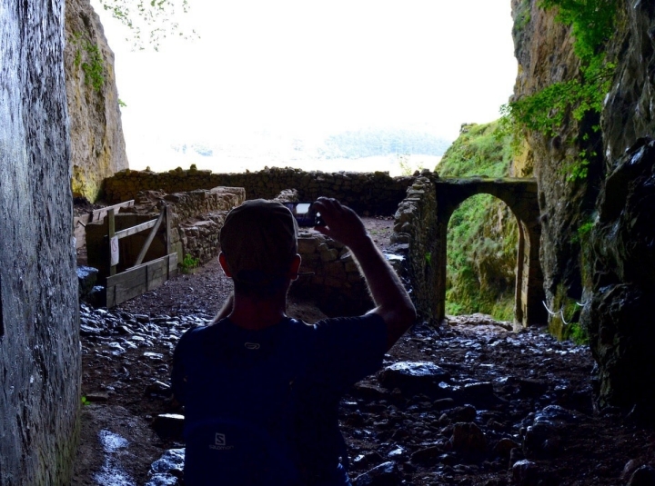 Fotografiando la puerta de San Adrián desde la cueva.