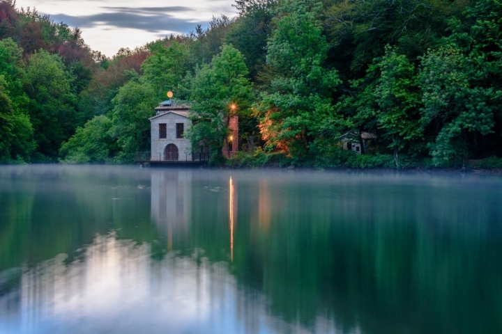 Uno de los lagos de Santa Fe de Montseny. Foto: Shutterstock.