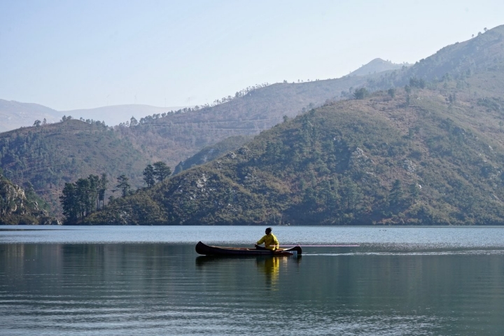Travesía en canoa por el río Navia