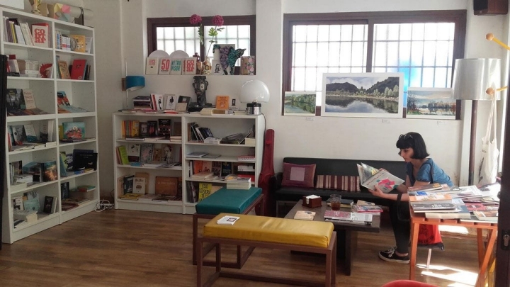 Aquí celebran conciertos entre libros. Foto: Café Librería PsicoPompo (Facebook).