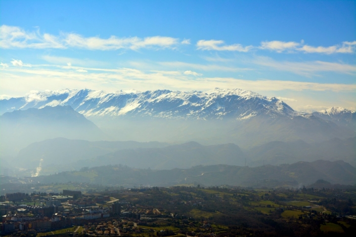 Vista de Oviedo desde la Sierra del Aramo (Asturias).