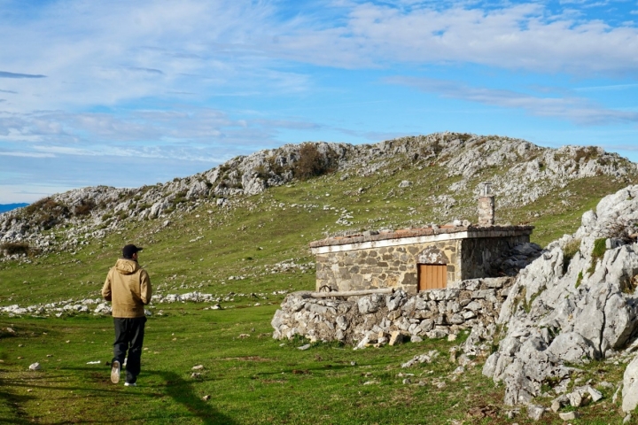 Cabaña piedra en el Angliru en la Sierra del Aramo (Asturias).