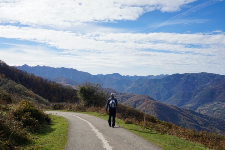 Senderista en la ruta de ascenso a la Sierra del Aramo (Asturias).