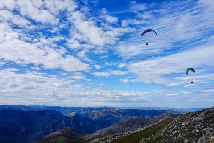 Parapentistas en Gamoniteiro en la Sierra del Aramo (Asturias).