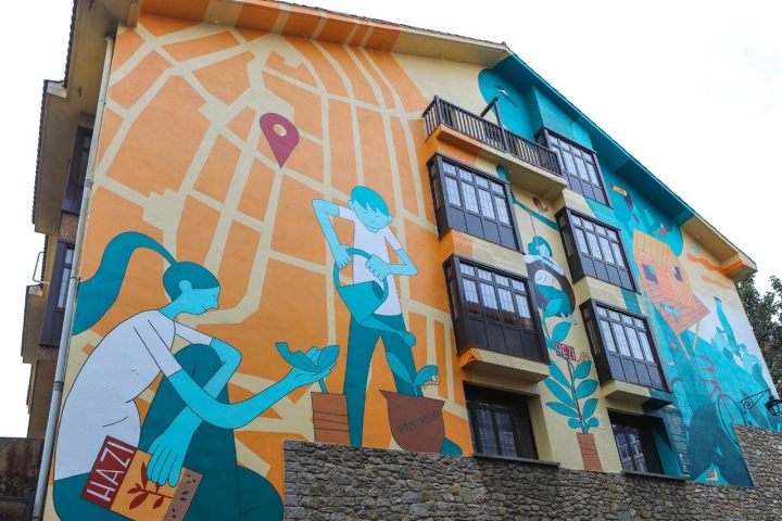 'Auzoan Hazi Hezi Bizi' se encuentra en el Cantón de Santa Ana, en las paredes de la escuela.