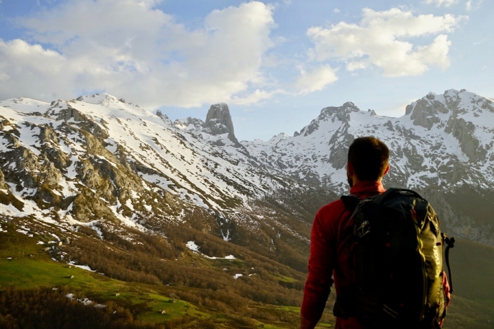 El Naranjo de Bulnes desde la Peña Main.