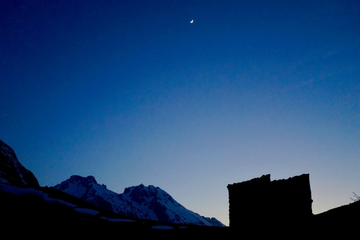 Cae la noche en el alto de Pandebano.