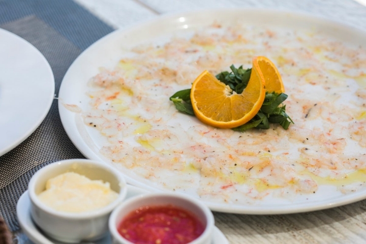 'Carpaccio' de gambas con aroma de naranja en 'El Chamizo', a orillas de Les Platgetes.