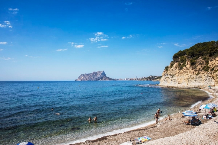 A tan solo 10 minutos en coche de Moraira, se encuentra la Cala Baladrar, en Benissa.
