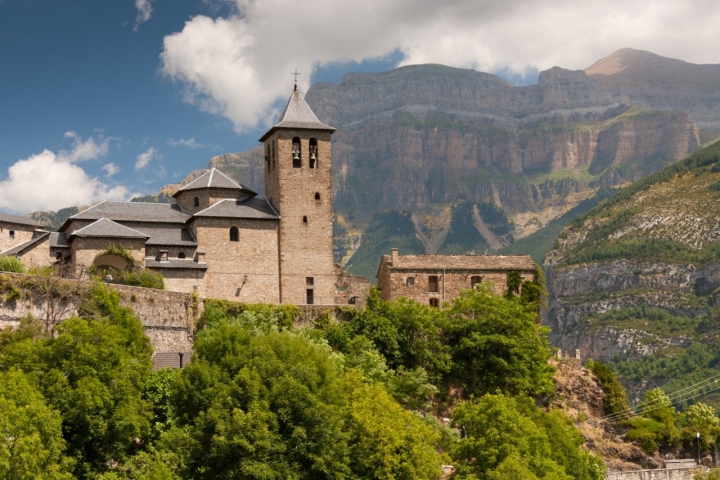 La Iglesia de San Salvador en Torla-Ordesa. 