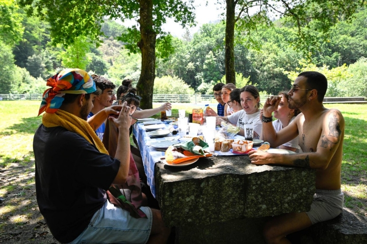 Rutas comarca O Deza (Pontevedra) área recreativa mesas